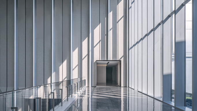 公司基于组织情境分析、利益相关方需求来识别并确定公司面临的主要风险及其边界。公司识别的风险类型包括政策性风险、环境管理风险等。政策性风险：可再生能源发电相关行业目前由政府政策支持，如若市场宏观经济或政府补贴、政策发生重大变化，将在一定程度上影响公司发展。环境管理风险：来自欧美等地区的客户对产品中的有害物质都有严格的要求，公司需要识别客户要求及其所在国关于有害物质的法律法规，防止因对客户需求及相关法律法规的不了解所造成的不合格品、退货以及处罚风险。公司对已识别风险的严重程度和发生频率进行评估，评估结果根据风险系数评定并分为“高”“中”“低”三个层级，根据风险可接受准则判定是否对风险采取应对措施。