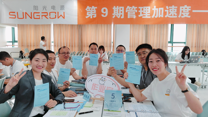 公司构建“集团领导力/新员工/通用能力培养+事业部专业能力培养+用人部门岗位技能培养”三级培训架构。公司充分利用线上学习平台，整合推广各类线上线下学习资源，持续开展多样化的培训项目。2024年，公司在员工培训方面投入2155万元，培训覆盖率达100%，人均培训时长90小时。