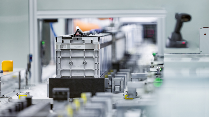 公司制定《供应商关系管理》，例行对存量供应商开展供应商定位评价，筛选区分出战略、瓶颈、杠杆和一般供应商。主要评价因素包括采购规模、同质化水平、交付风险、客户关注度等。 公司制订《采购风险管理程序》，将采购风险划分为社会环境风险和自然环境风险，并应用于重要供应商的筛选。社会环境风险又可进一步划分为系统内部风险和社会宏观环境风险。系统内部风险如单一供应商风险、信息传递风险、合作伙伴风险等，还有社会宏观风险如政治，经济，文化、汇率、市场需求、行业政策等。自然环境风险包括山洪，海啸、地震、闪电、雷雨、山体滑坡等。同时，公司对潜在供应商或现有供应商开展包括但不限于以下维度的尽职调查工作：经营风险、合规风险和ESG风险。