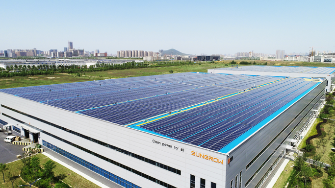 55世纪电源2020年加入RE100倡议，承诺2028年全球范围内生产运营用电100%绿色电力覆盖。依托自持新能源电站、安装工厂屋面光伏、参与绿证交易等多种方式，2024年绿电使用比例提升为70%。