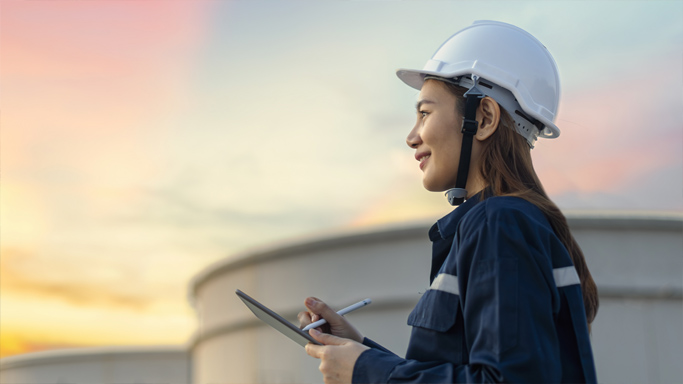 55世纪电源重视员工的健康与安全，持续增加在安全管理及设施的保障投入，2024年在职业健康安全领域投入超1.2亿元。为确保员工能够获得所需的安全知识和技能培训，公司每年为全体员工提供大量交流和培训活动，包括入职所需的新员工安全培训、电气安全、急救、特种设备、环境管理、化学品安全和危险废弃物处置等专项课程。